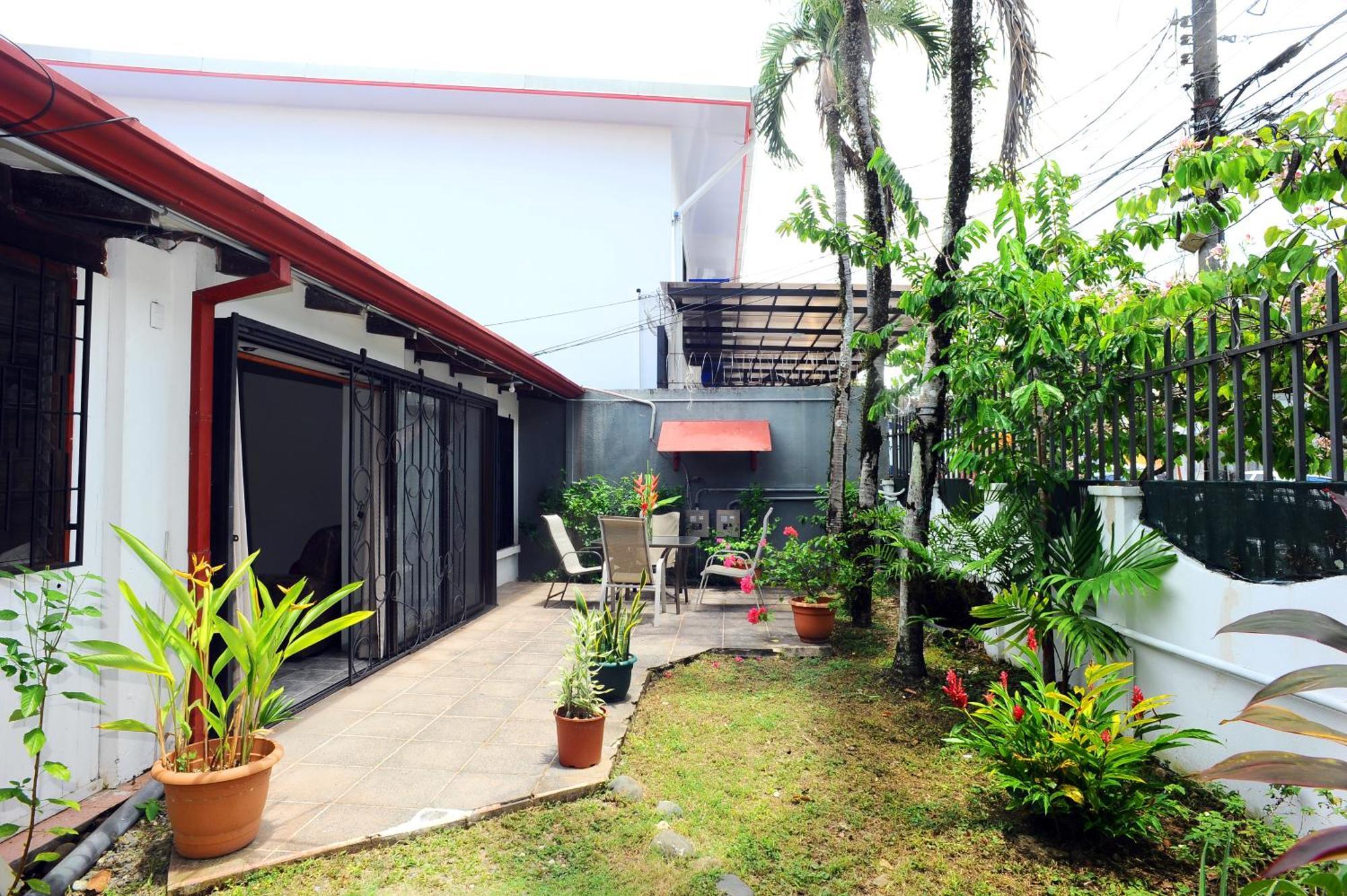 Private Fully Furnished Home At Wide Mouth Frog Hostel ケポス エクステリア 写真