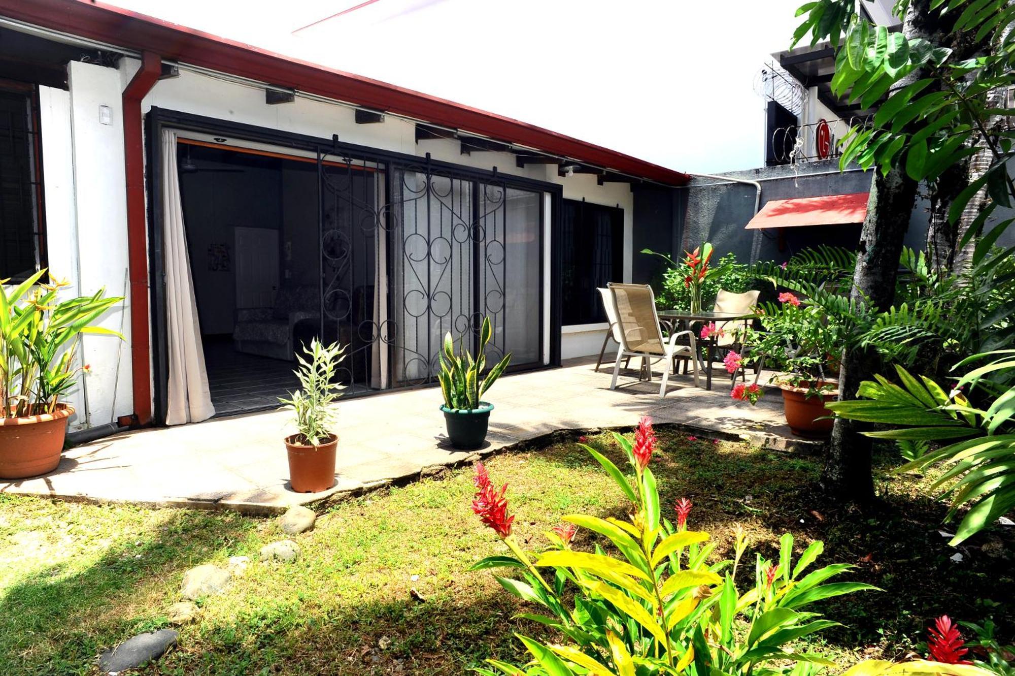 Private Fully Furnished Home At Wide Mouth Frog Hostel ケポス エクステリア 写真