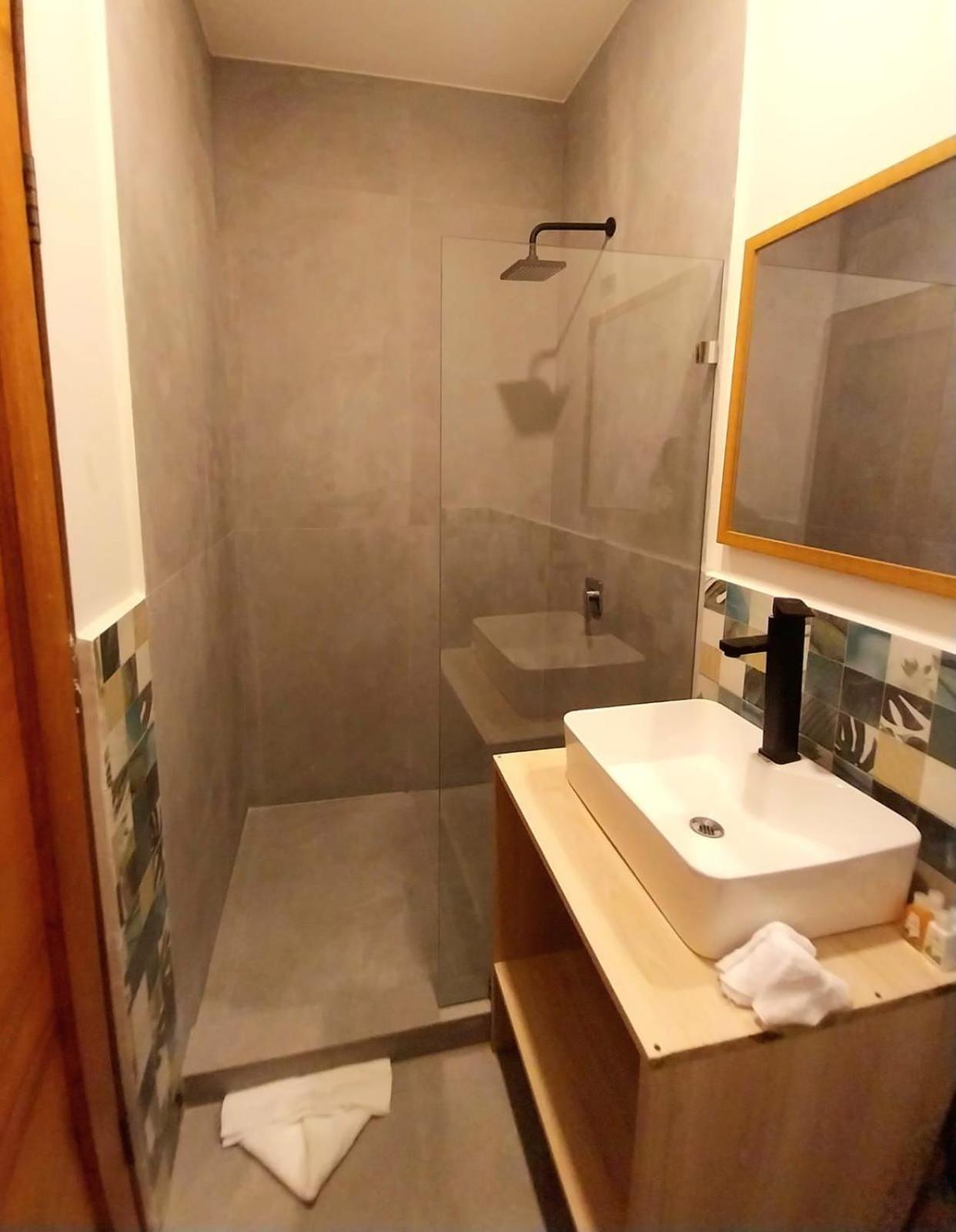 Private Fully Furnished Home At Wide Mouth Frog Hostel ケポス エクステリア 写真